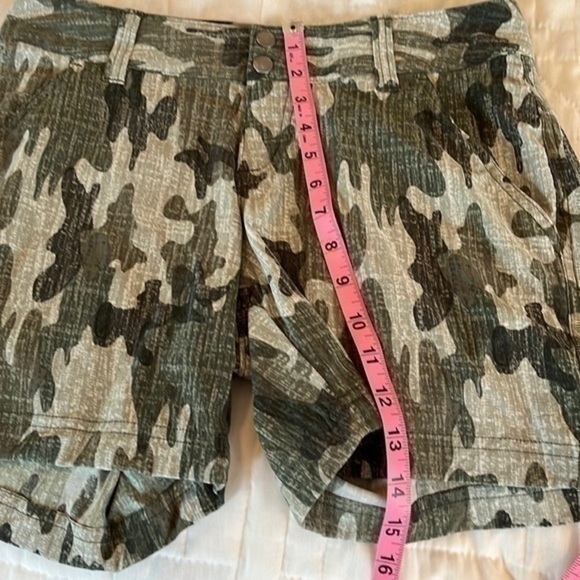 Columbia Pants - Columbia Women’s green camo shorts size 8 EUC